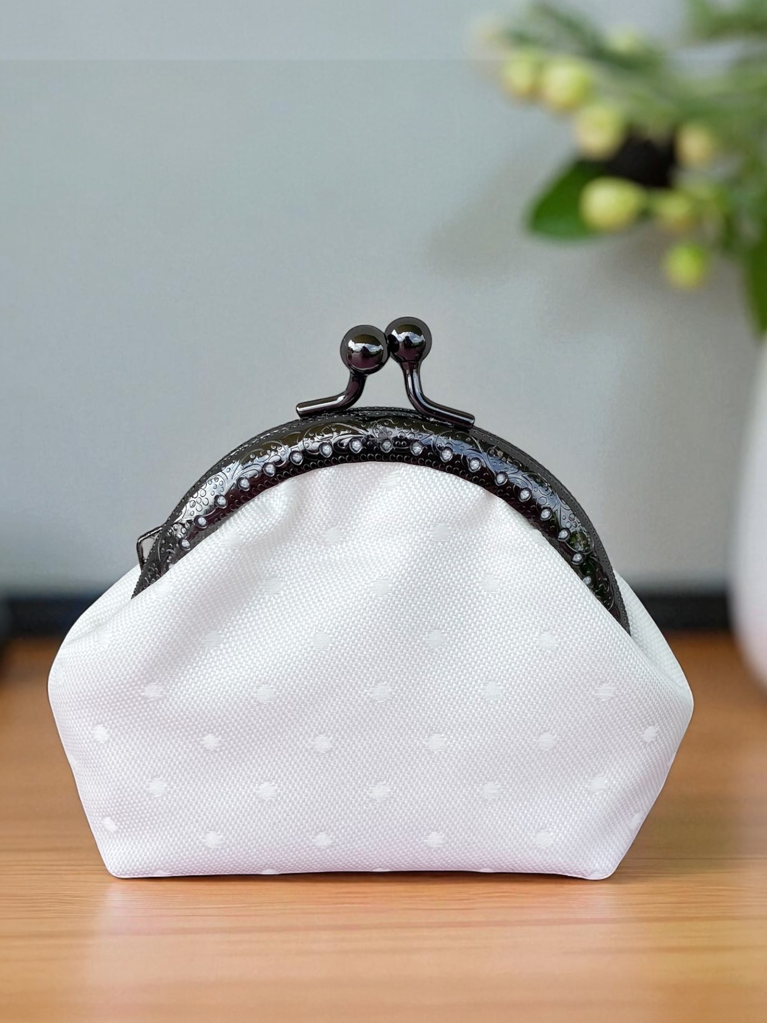 Vintage Clip Miss Eggshell